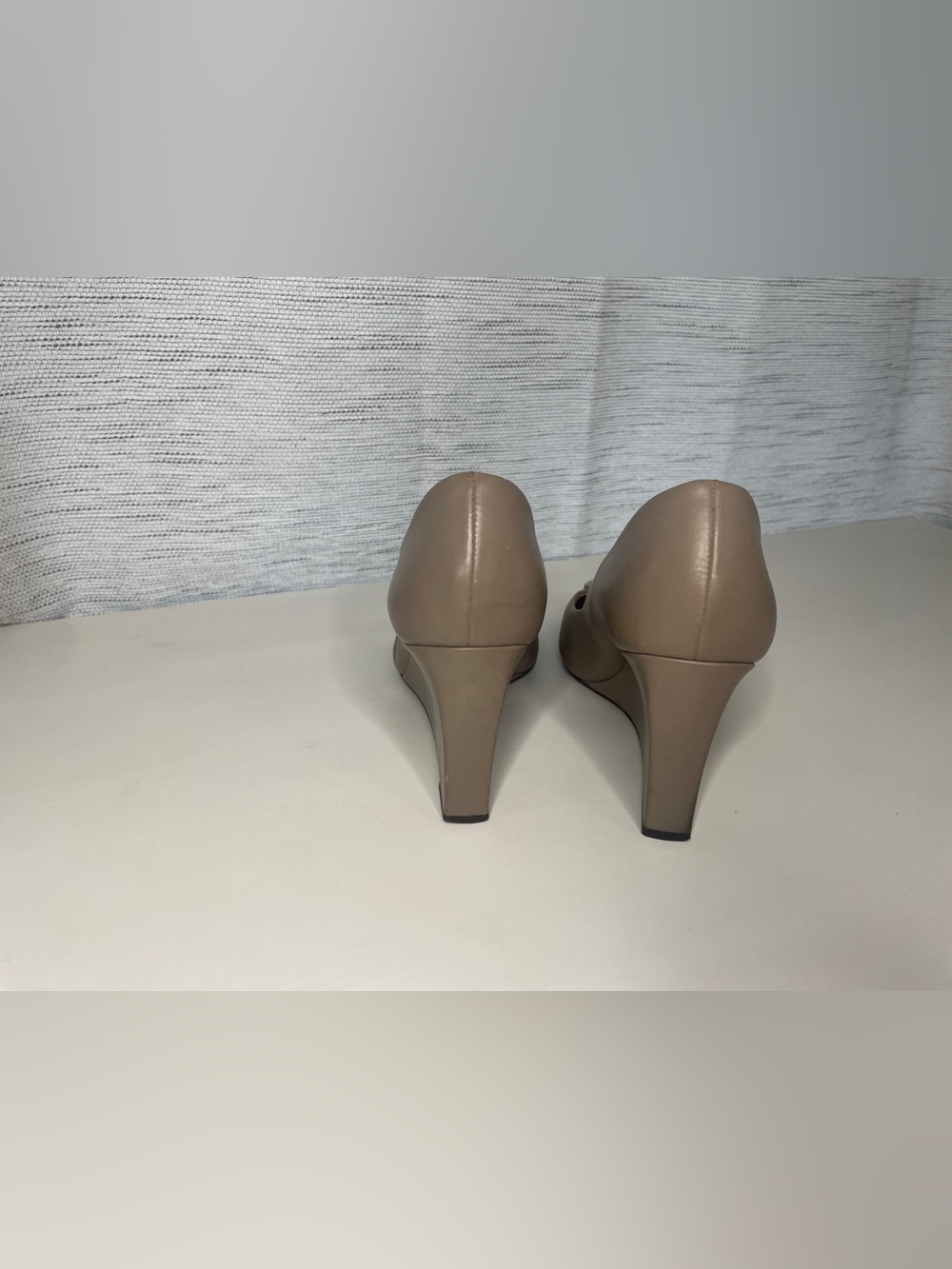 Tory Burch Taupe Leather Block Heel Pumps with Gold Logo - Picture 3 of 9
